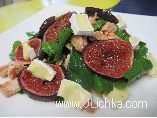 Salad with arugula, figs and trout