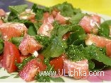 Salad rolls of trout, tomato and arugula